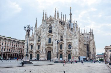 Milan, İtalya - 25.06.2018: Katedral kilise, Lombardiya'daki Milano, Kuzey İtalya Milano Katedrali'ne olan.