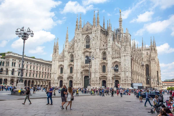 Milan, İtalya - 25.06.2018: Katedral kilise, Lombardiya'daki Milano, Kuzey İtalya Milano Katedrali'ne olan.