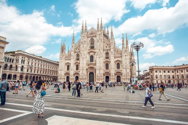 Milan, İtalya - 25.06.2018: Katedral kilise, Lombardiya'daki Milano, Kuzey İtalya Milano Katedrali'ne olan.