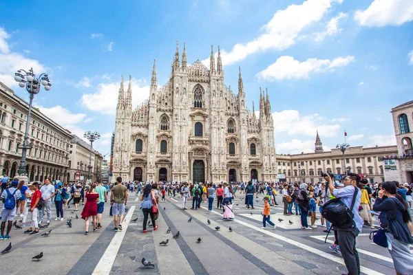 Milan, İtalya - 25.06.2018: Katedral kilise, Lombardiya'daki Milano, Kuzey İtalya Milano Katedrali'ne olan.