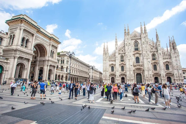 Milan, İtalya - 25.06.2018: Katedral kilise, Lombardiya'daki Milano, Kuzey İtalya Milano Katedrali'ne olan.