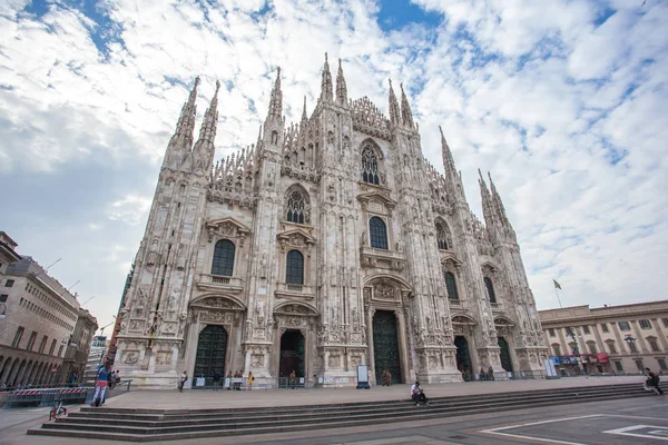 Milan, İtalya - 25.06.2018: Katedral kilise, Lombardiya'daki Milano, Kuzey İtalya Milano Katedrali'ne olan.