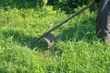 Bahçıvan kesme çim çim biçme makinesi tarafından.