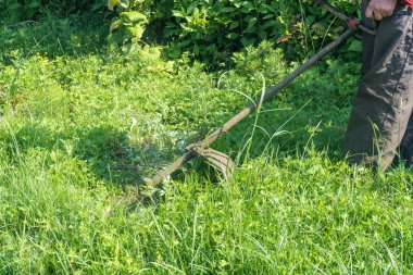 Bahçıvan kesme çim çim biçme makinesi tarafından.