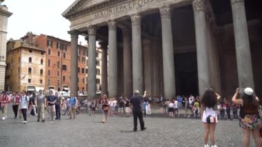 Rome, İtalya - 22.06.2018: Kalabalık turist Roma'da Pantheon yakınındaki yürüyüş