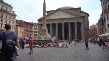 Rome, İtalya - 22.06.2018: Kalabalık turist Roma'da Pantheon yakınındaki yürüyüş