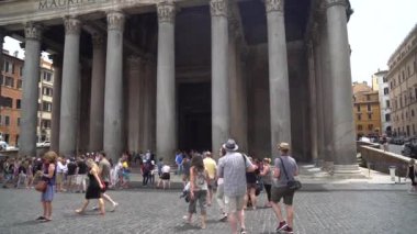 Rome, İtalya - 22.06.2018: Kalabalık turist Roma'da Pantheon yakınındaki yürüyüş