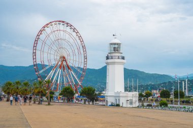 Batum, Acara, Gürcistan - 16.06.2018: dönme dolap ve Batum Deniz feneri Batum sahilinde gezinti güneşli bir gün.