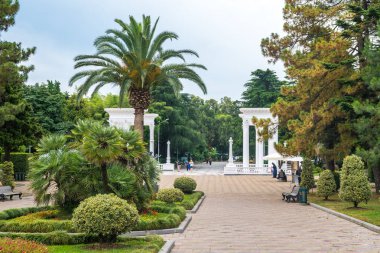 Batum, Gürcistan - 16.06.2018: Seaside Batum Merkezi parkta güzel colonnade.