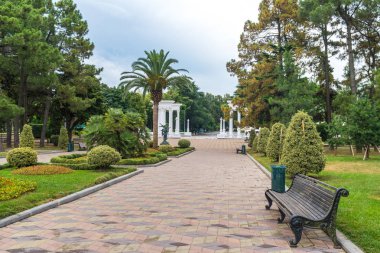 Georgia, Batumi 'nin merkezindeki sahil parkındaki güzel sütun..