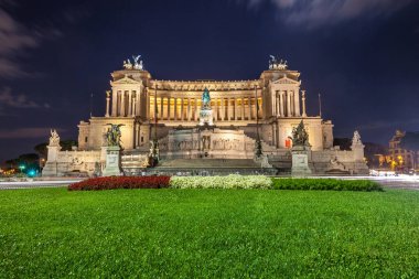 Vittorio Emmanuel II Anıtı Roma Venedik Meydanı, gece, İtalya.