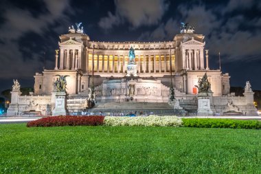 Vittorio Emmanuel II Anıtı Roma Venedik Meydanı, gece, İtalya.