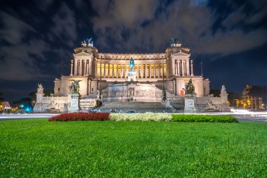 Vittorio Emmanuel II Anıtı Roma Venedik Meydanı, gece, İtalya.
