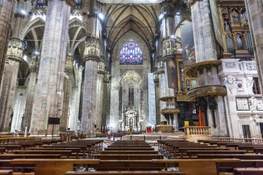 Milan, İtalya - 25.06.2018: İç Duomo di Milano (kubbe Milan), Milan, İtalya. Büyükşehir Katedrali-Bazilikası Saint Mary doğuş.