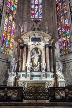Milan, İtalya - 25.06.2018: İç Duomo di Milano (kubbe Milan), Milan, İtalya. Büyükşehir Katedrali-Bazilikası Saint Mary doğuş.