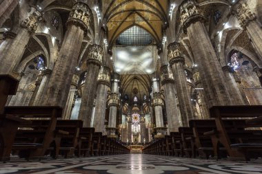 Milan, İtalya - 25.06.2018: İç Duomo di Milano (kubbe Milan), Milan, İtalya. Büyükşehir Katedrali-Bazilikası Saint Mary doğuş.