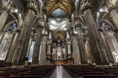 Milan, İtalya - 25.06.2018: İç Duomo di Milano (kubbe Milan), Milan, İtalya. Büyükşehir Katedrali-Bazilikası Saint Mary doğuş.