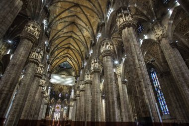 Milan, İtalya - 25.06.2018: İç Duomo di Milano (kubbe Milan), Milan, İtalya. Büyükşehir Katedrali-Bazilikası Saint Mary doğuş.