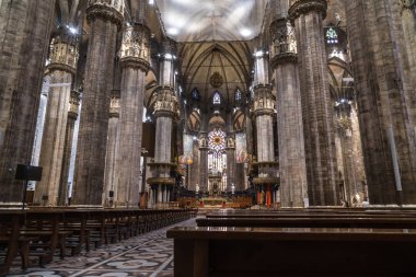 Milan, İtalya - 25.06.2018: İç Duomo di Milano (kubbe Milan), Milan, İtalya. Büyükşehir Katedrali-Bazilikası Saint Mary doğuş.