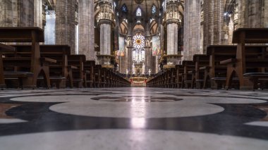 Milan, İtalya - 25.06.2018: İç Duomo di Milano (kubbe Milan), Milan, İtalya. Büyükşehir Katedrali-Bazilikası Saint Mary doğuş.