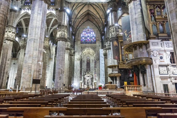 Milan, İtalya - 25.06.2018: İç Duomo di Milano (kubbe Milan), Milan, İtalya. Büyükşehir Katedrali-Bazilikası Saint Mary doğuş.