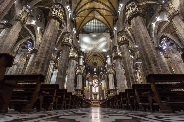 Milan, İtalya - 25.06.2018: İç Duomo di Milano (kubbe Milan), Milan, İtalya. Büyükşehir Katedrali-Bazilikası Saint Mary doğuş.