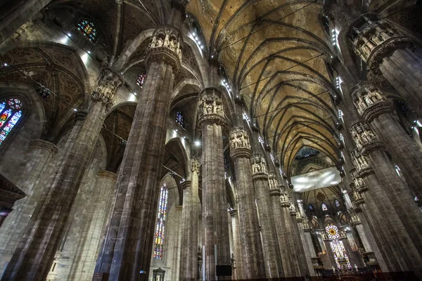 Milan, İtalya - 25.06.2018: İç Duomo di Milano (kubbe Milan), Milan, İtalya. Büyükşehir Katedrali-Bazilikası Saint Mary doğuş.