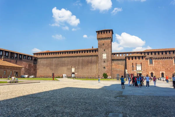 Milan, İtalya - 25.06.2018: Milan bir kalede Sforza Kalesi (Castello Sforzesco) olduğunu.