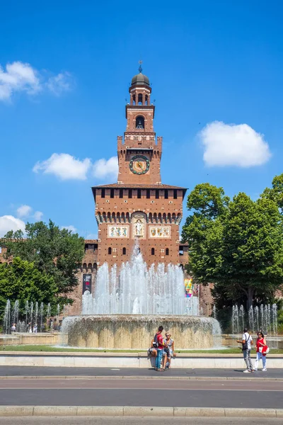 Milan, İtalya - 25.06.2018: Sforza Kalesi - Castello Sforzesco'ya ve Çeşme önünde.
