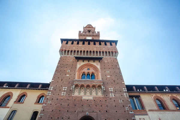 Sforza Kalesi (Castello Sforzesco) bir kalesidir, Milano, İtalya.