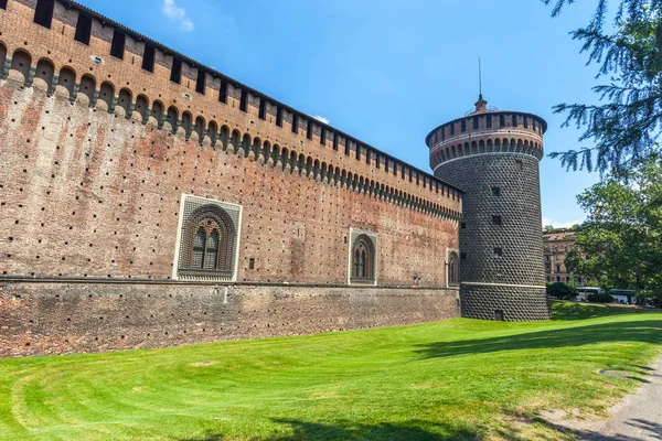 Sforza Kalesi (Castello Sforzesco) bir kalesidir, Milano, İtalya.