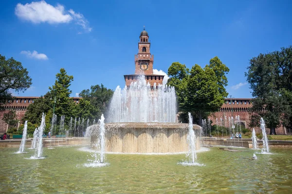 Sforza Slottet Castello Sforzesco Och Fontän Framför Den Milano Italien — Stockfoto