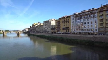 Floransa Kutsal Üçlü Köprüsü'nden eski köprünün Ponte Vecchio
