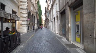 Rome, İtalya - 23.06.2018: turist Roma dar sokaklarında