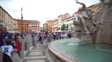 Rome, İtalya - 23.06.2018: Çeşme, Neptün olarak Piazza (kare) Navona, Roma. Steadicam atış