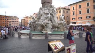 Rome, İtalya - 23.06.2018: Çeşme, Neptün olarak Piazza (kare) Navona, Roma. Steadicam atış