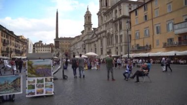 Rome, İtalya - 23.06.2018: Çeşme, Neptün olarak Piazza (kare) Navona, Roma. Steadicam atış