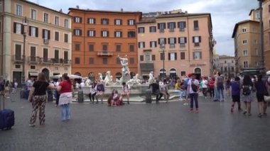 Rome, İtalya - 23.06.2018: Çeşme, Neptün olarak Piazza (kare) Navona, Roma. Steadicam atış