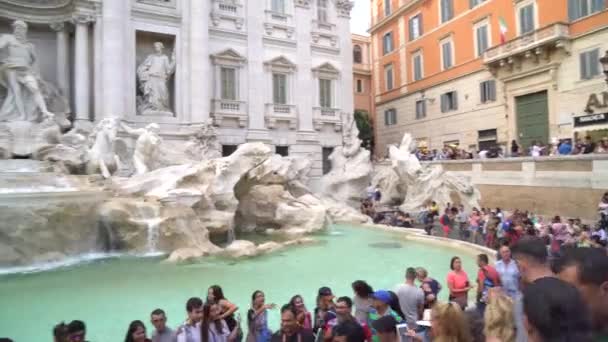 Roma Italia 2018 Molti Turisti Ammirano Famosa Fontana Trevi Nel — Video Stock