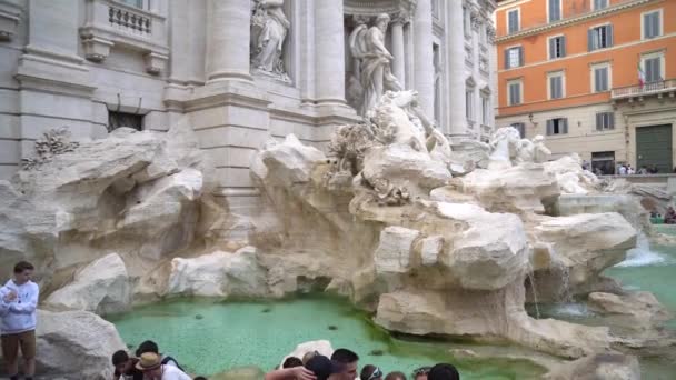 Рим Италия 2018 Многие Туристы Восхищаются Знаменитым Фонтаном Треви Центре — стоковое видео