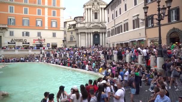 多くの観光客がローマ中心部の有名なトレビの泉を感心するローマ イタリア 2018 — ストック動画
