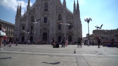 Milan, İtalya - 25.06.2018: insanlar katedral duomo Meydanı'nda yürüyüş