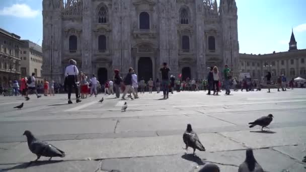 Milán Italia 2018 Gente Caminando Por Plaza Catedral Del Duomo — Vídeo de stock