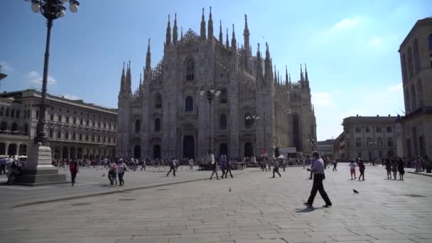 Milan Italië 2018 Mensen Lopen Duomo Kathedraal Plein — Stockvideo