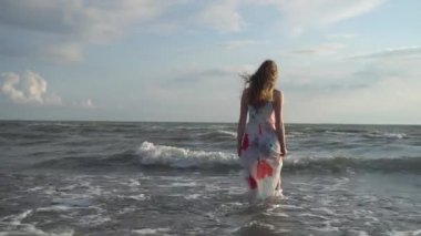 Sealine boyunca mutlu kız yürüyüş