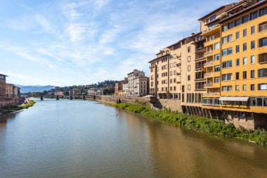 Renkli eski binalar satır Arno Nehri Floransa, İtalya.