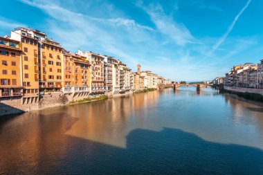Renkli eski binalar satır Arno Nehri Floransa, İtalya.