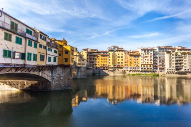 Görünüm Ortaçağ taş köprü Ponte Vecchio ve Arno Nehri Floransa, Toskana, İtalya. Floransa Avrupa'nın popüler bir turistik yer