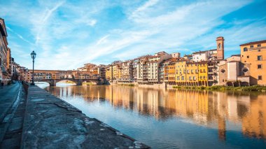 Görünüm Ortaçağ taş köprü Ponte Vecchio ve Arno Nehri Floransa, Toskana, İtalya. Floransa Avrupa'nın popüler bir turistik yer