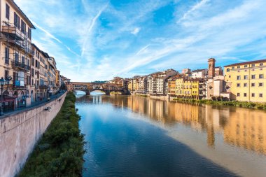 Görünüm Ortaçağ taş köprü Ponte Vecchio ve Arno Nehri Floransa, Toskana, İtalya. Floransa Avrupa'nın popüler bir turistik yer